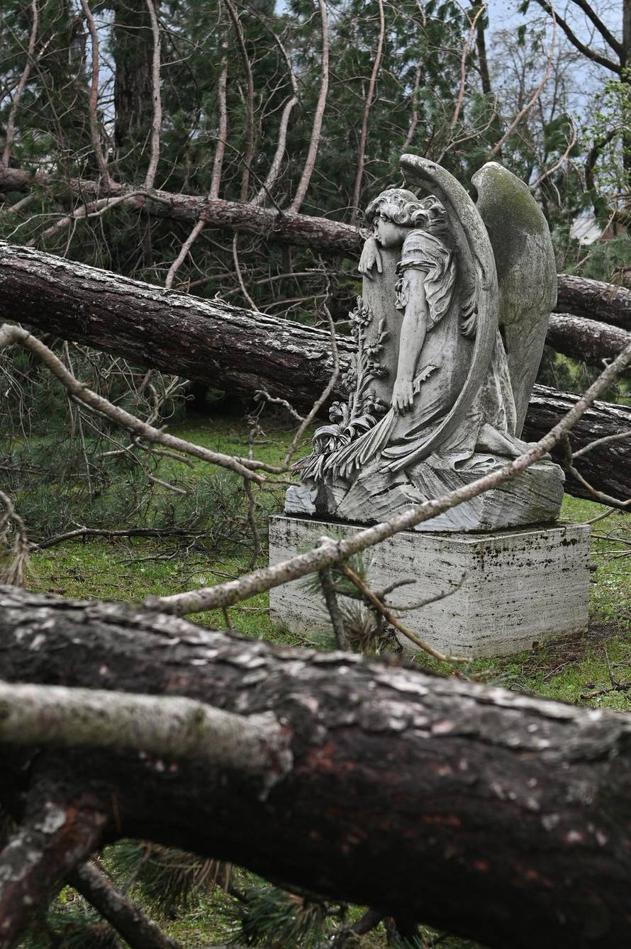 Zagreb: U nevremenu teško oštećeno gradsko groblje Mirogoj