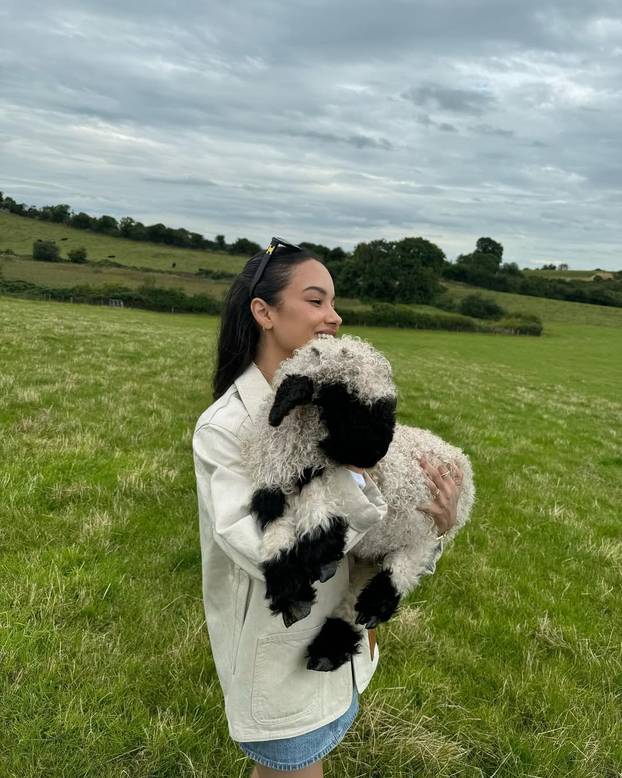 FOTO Bivša konobarica se zbog Benzeme preobratila na islam, rodila mu i dijete. Prekinuli su