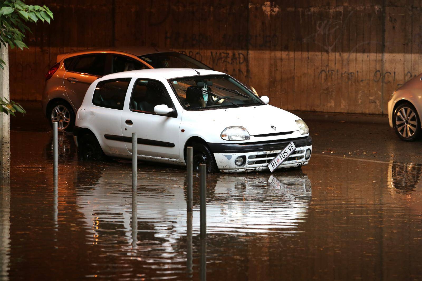 Rijeka: Prolaznici pomogli u uklanjanju vozila koje se pokvarilo u poplavljenom podhodniku