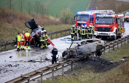 FOTO Užas u Njemačkoj: Ljudi izgorjeli u autima, sedmero je mrtvih. Jedan čovjek je kritično
