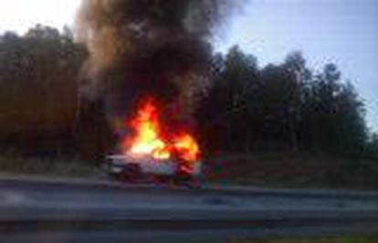 Opel se zapalio u vožnji na autocesti kod Ogulina