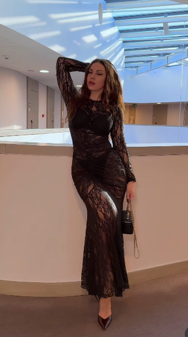 FOTO Jao, Žanamari! Pokazala crne tangice u čipkastoj haljini