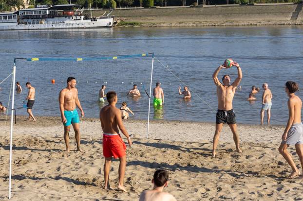 Osijek: Spas od vrućina mnogi su potražili na popularnoj gradskoj plaži