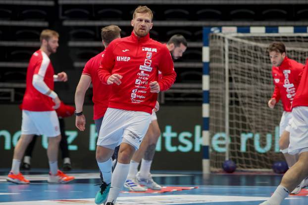 Zadar: Zagrijavanje rukometaša prije početka prijateljske utakmice između Hrvatske i Švicarske