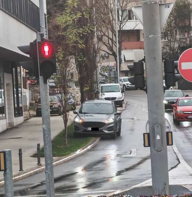 FOTO Tko to tamo pjeva, ups... parkira. Ovako to Hrvati rade, neki uzmu mjesto i invalidima...