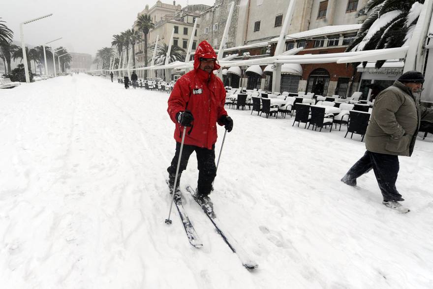 Snijeg u Splitu 2012.: Grudalo se, skijalo, a pojavio se i bob!