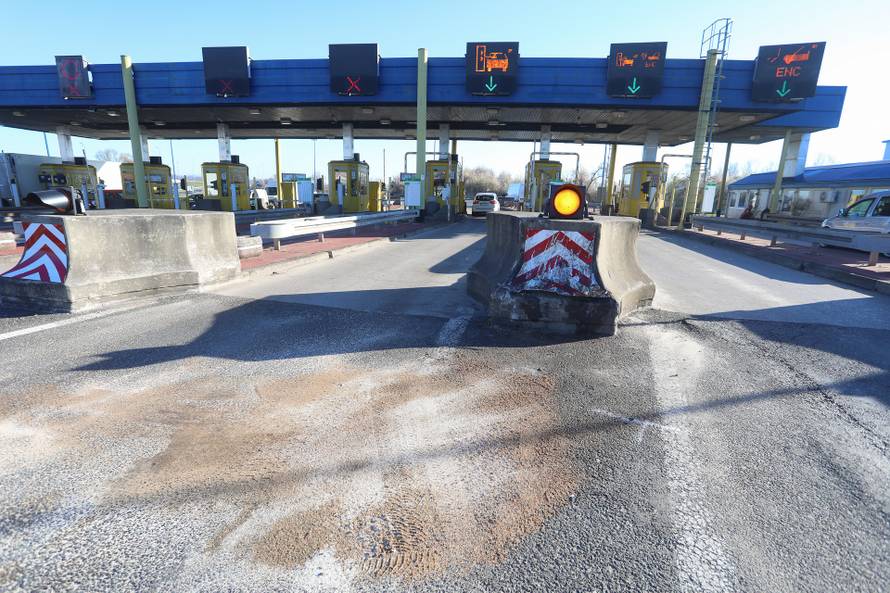 Karlovac: Muškarac se autom zabio u naplatne ku?ice i poginuo