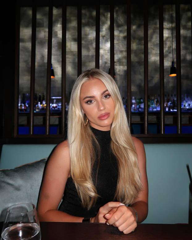 FOTO Kratka haljina i zavodljivi pogled. Ovako je najljepša nogometašica uplovila u 2026.