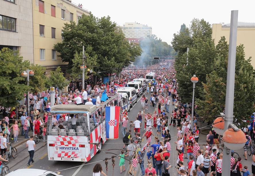 GraÄani u Savskoj ulici pozdravljaju Vatrene na putu prema Trgu