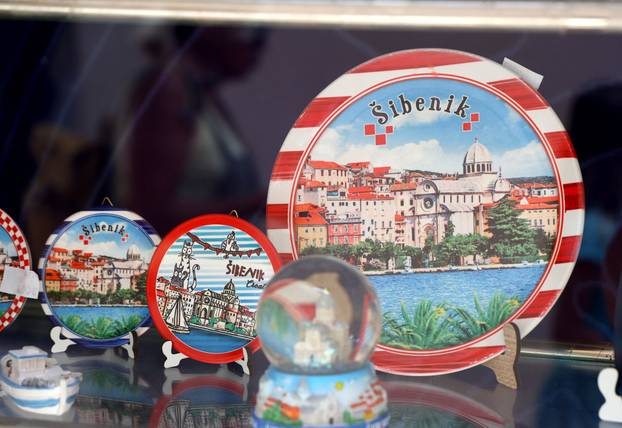Šibenik: Ponuda suvenira u suvenirnici