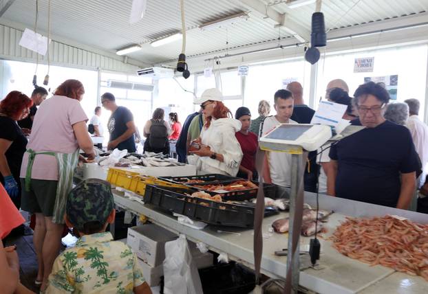Šibenik:Bogata ponuda ribe na sibenskoj ribarnici.