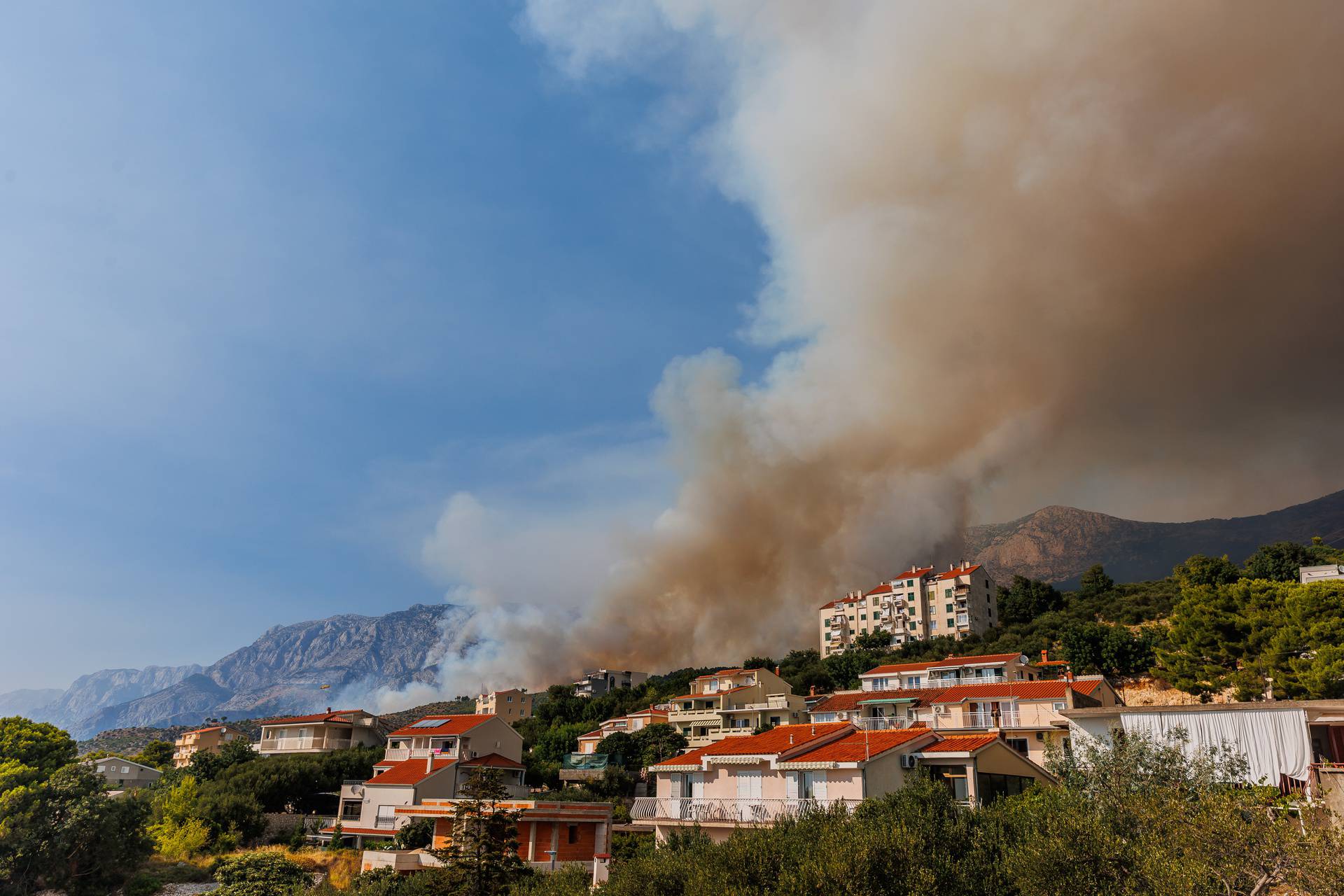 Požar koji je jučer buknuo iznad Tučepa proširio se u poslijepodnevnim satima na Podgoru i ostatak Biokova