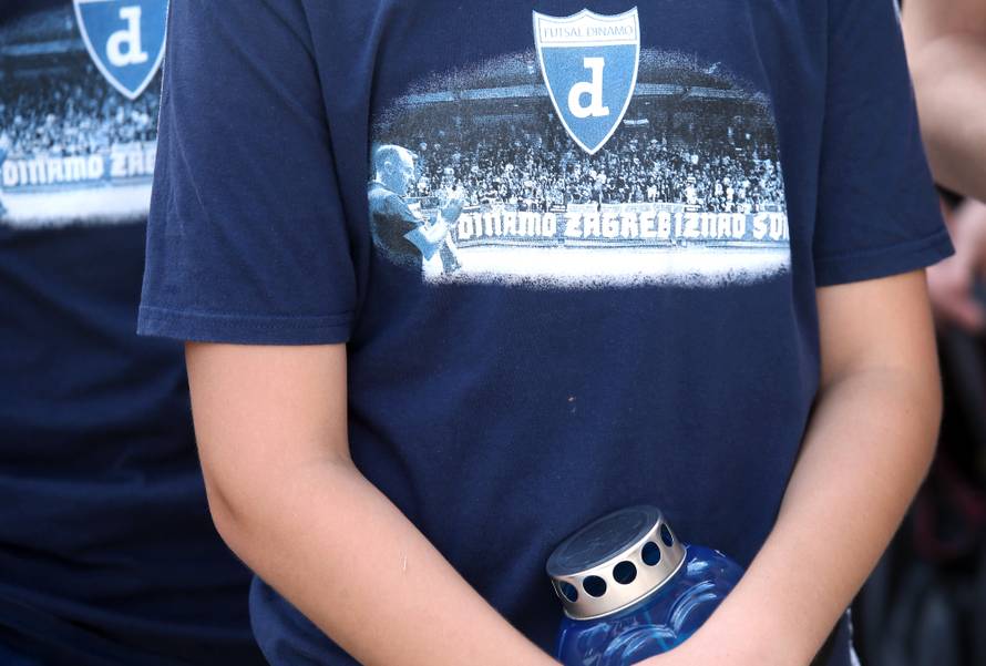 Bakljada na Mirogoju: Obitelj i prijatelji oprostili se od Capara