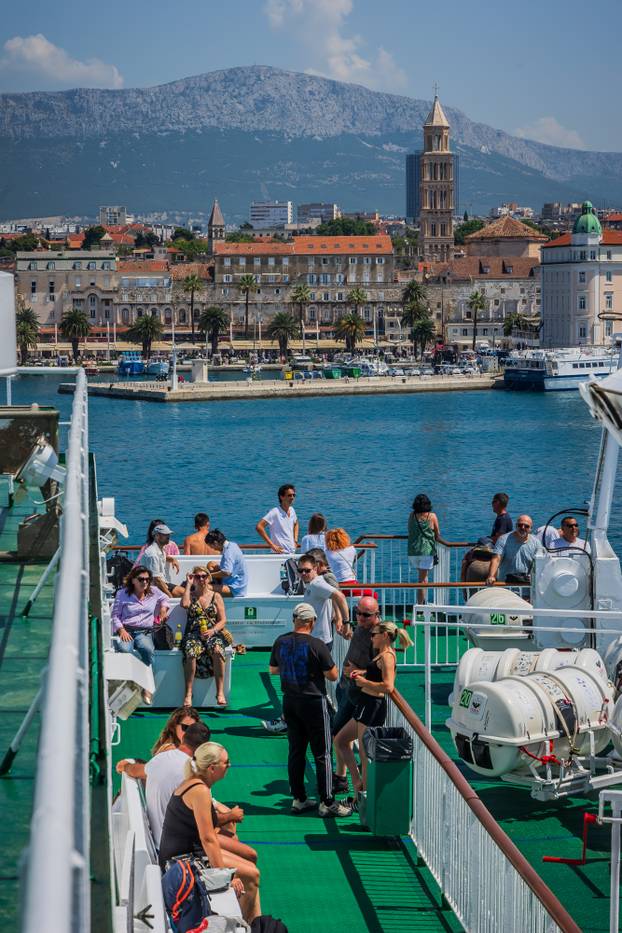 Split: Gužva na trajektu Petar Hektorović na relaciji Split - Vis