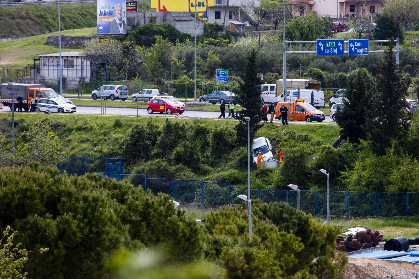 Split: Izlijetanje automobila s kolnika na ulazu u Split