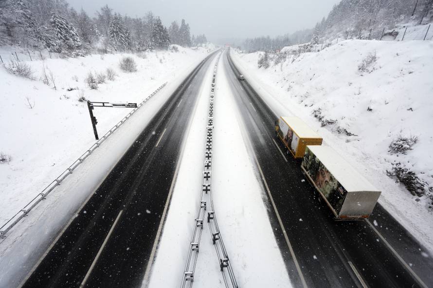 Vozači zapeli u Lici: Stoje već 5 dana, snijeg još neće prestati