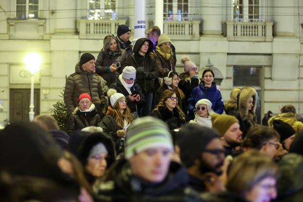 Zagreb: Paljenje prve adventske svijeće na Trgu bana Josipa Jelačića