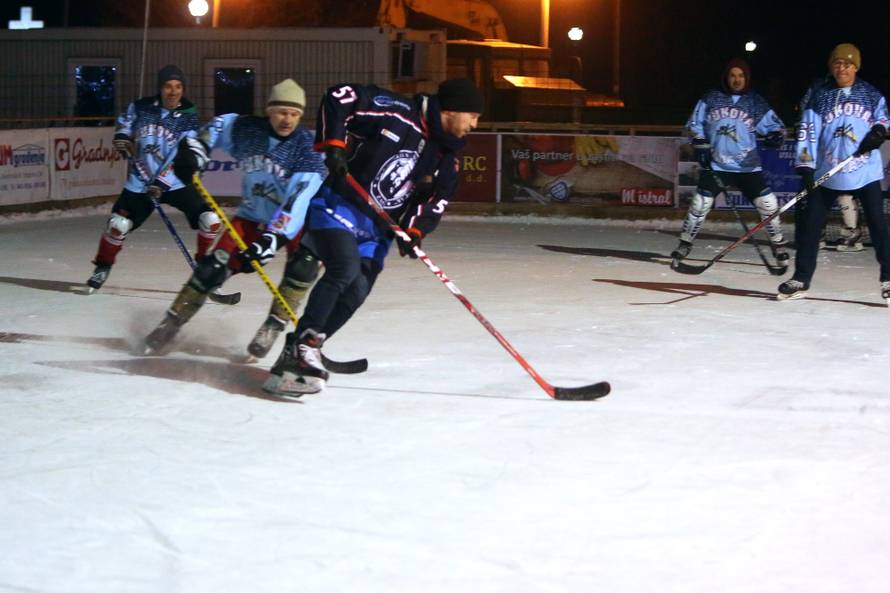 Medveščak razveselio Vukovar: Stigli su na otvorenje klizališta