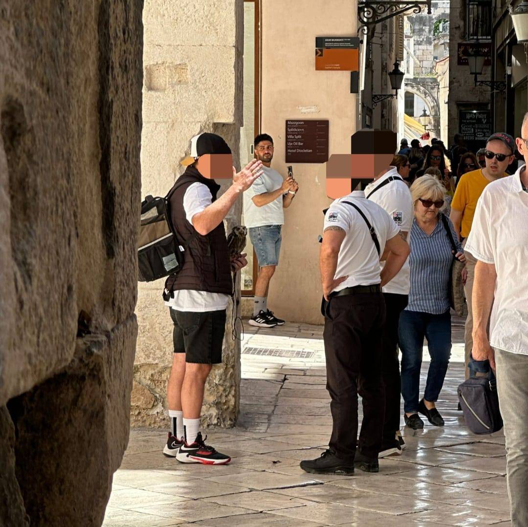 Za novac nudi fotografiranje s ćukom, a zaštićenu pticu drži u ruksaku vezanu konopom