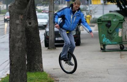 Zadranin uživa u 'čudnom' biciklu koji ima jedan kotač