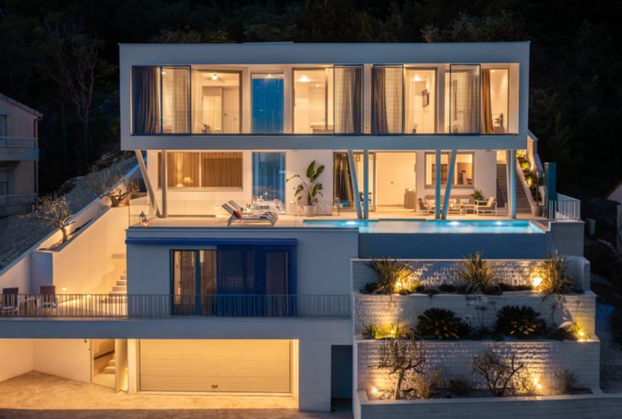 FOTO Luksuz na razini: Nova i moderna vila s infinity bazenom mami poglede u Omišu