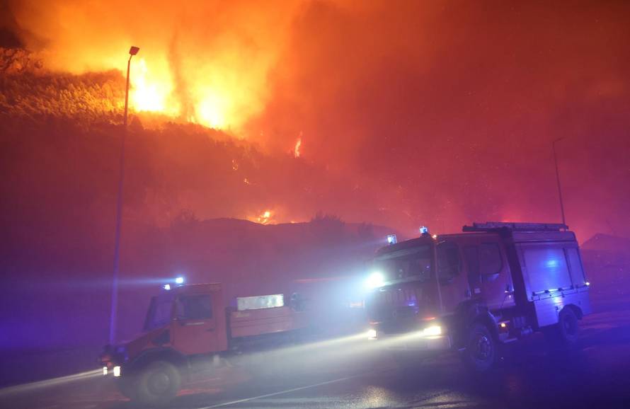 Požar kod Omiša: Evakuiran velik broj turista i mještana, pred vatrogascima je besana noć