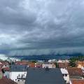 FOTO/VIDEO Olujno nevrijeme poharalo je Zagreb! 'Kaos! Pada tu&ccaron;a, grmi, vjetar ru&scaron;i sve...'
