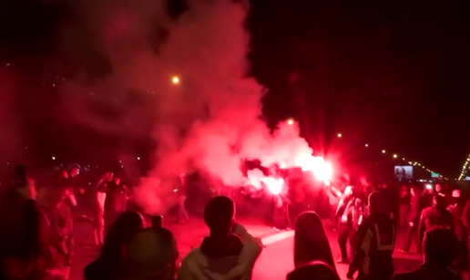 VIDEO Trube, baklje, ples i suze radosnice: Ovako Beograd slavi
