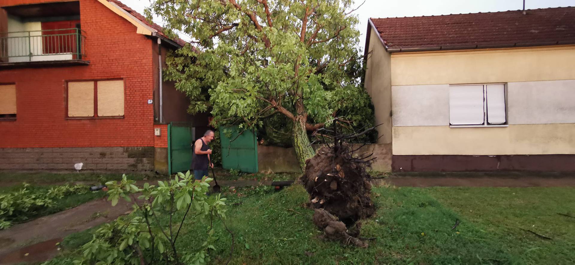 'Primili smo kući stradale nakon potresa, a nas su svi zaboravili. Tu ljudi danima jedu stari kruh'