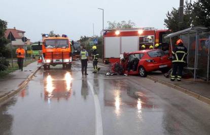 Autobusom pri kočenju prešao u suprotni smjer i udario u auto, poginuo je muškarac (78)