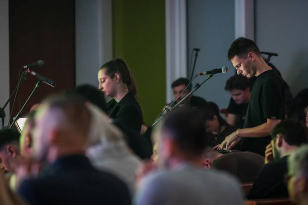 Split: U crkvi Srca Isusova održano je klanjanje za mlade kao odgovor na Noć vještica