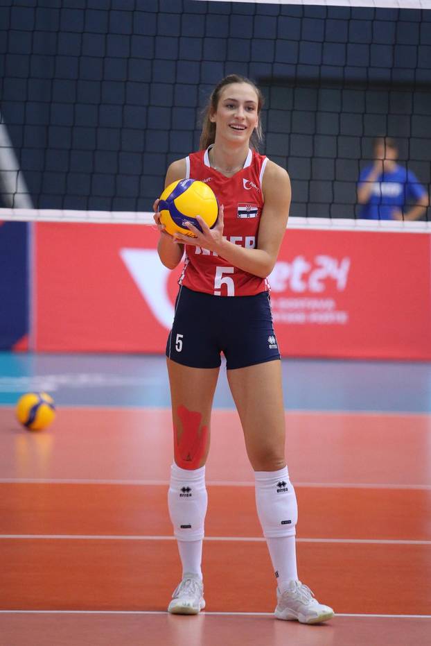 Zagrijavanje odbojkašica uoči početka susreta Hrvatske i Kosova u kvalifikacijama za odlazak na Europsko prvenstvo