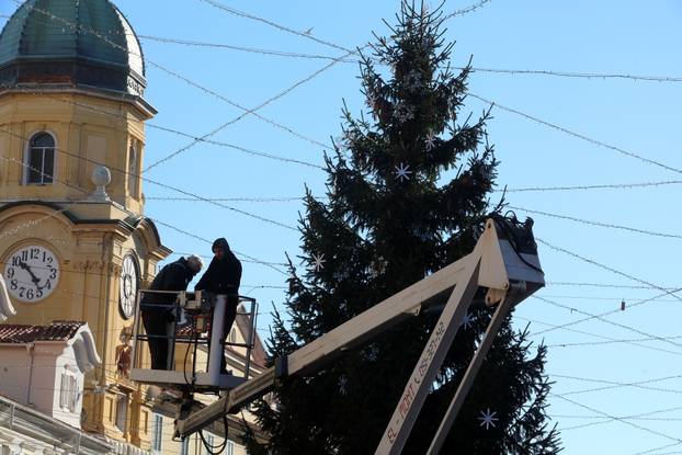 Rijeka: Stavljanje ukrasa na jelku na Korzu.