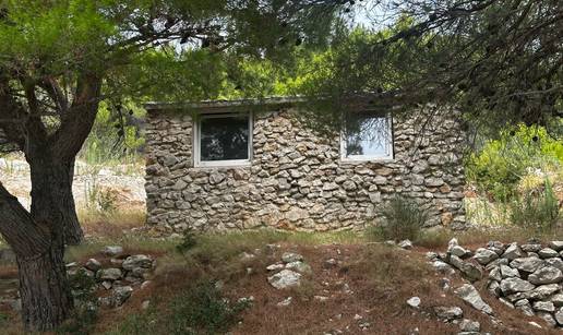 FOTO Ovu kućicu od 28 kvadrata prodaju na Murteru za 480.000 eura: 'Može zamjena za Zagreb'