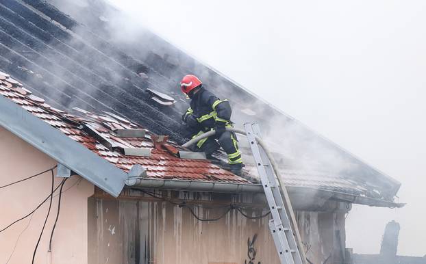 Gore barake uz prugu u Osijeku