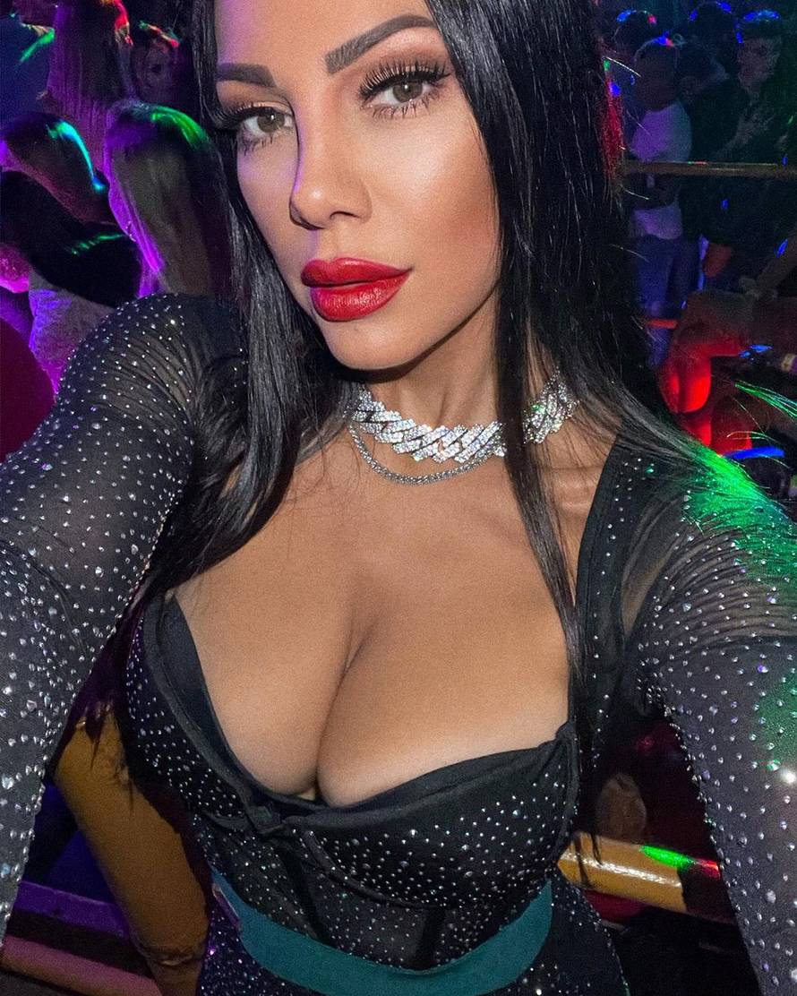 Žanamari je zasjala u izazovnoj šljokičastoj haljinici: Istaknula bujne grudi i pokazala tetovažu