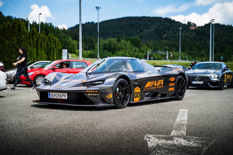 Spektakularni superautomobili protutnjali Gorskim kotarom i napravili spektakl na Grobniku