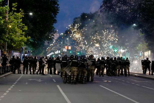 Neredi u Beogradu, sukobili se prosvjednici i policija