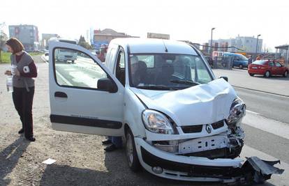 Zagreb: Sudarili se Renault i Astra, dvoje ozlijeđenih
