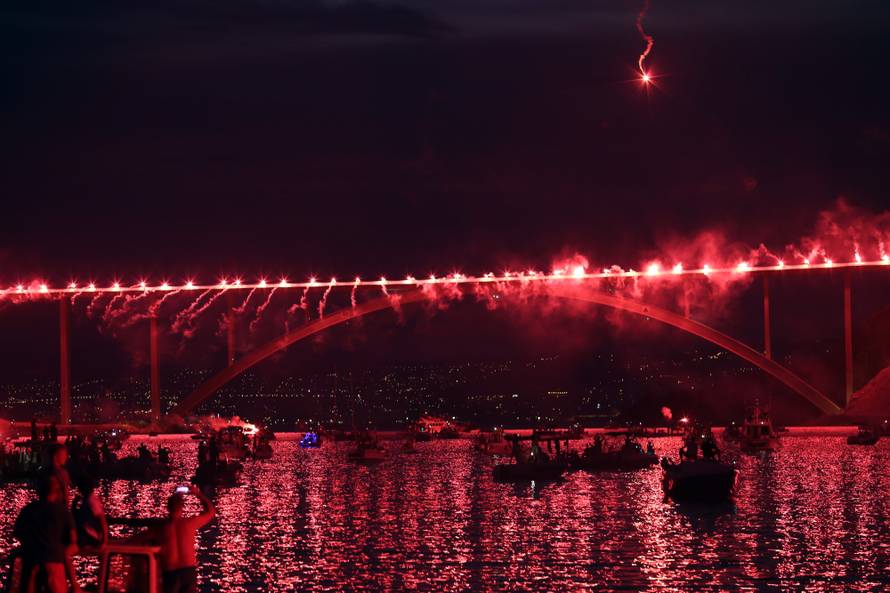 Pogledajte spektakl Armade za Oluju! Obasjali cijeli Krčki most