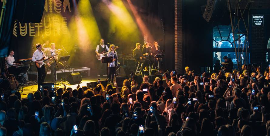 Jasna Zlokić hitovima oduševila prepunu Tvornicu kulture