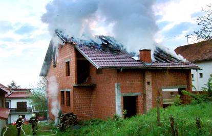 Huligani u Slatini zapalili kuću preminulog vlasnika