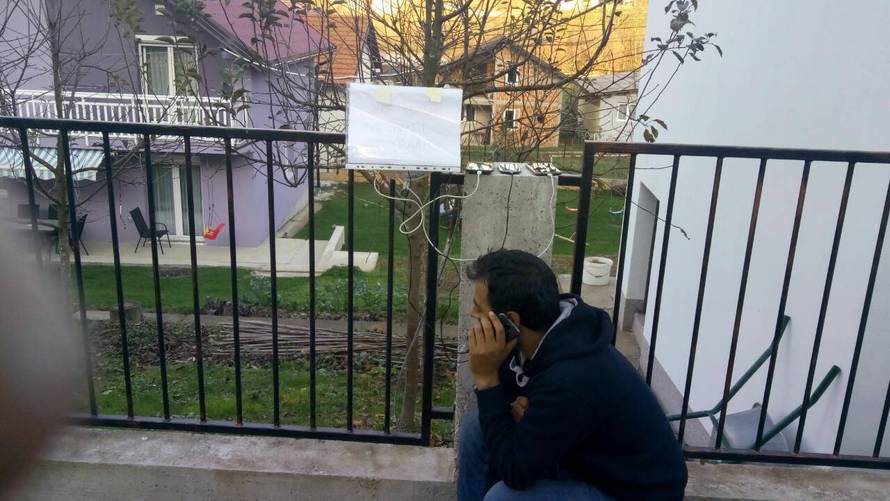 Ispred kuće stavio produžni za migrante: 'Tu punite mobitele'