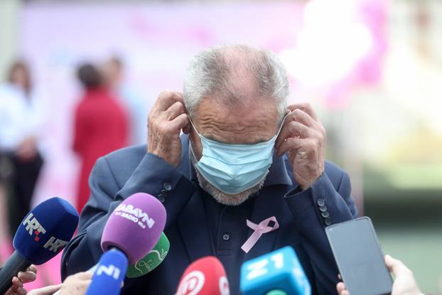 Zagreb: Gradonačelnik Bandić uložio velik trud da ispravno stavi zaštitnu masku
