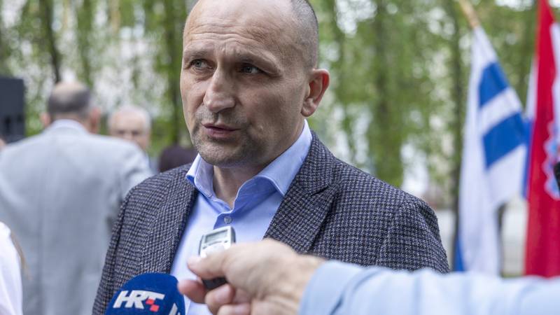 Ivan Anušić: 'Vjerojatno već ove godine počinje izgradnja vojarne u Belom Manastiru' 15 pxl 160425 131361550 zayfuYB