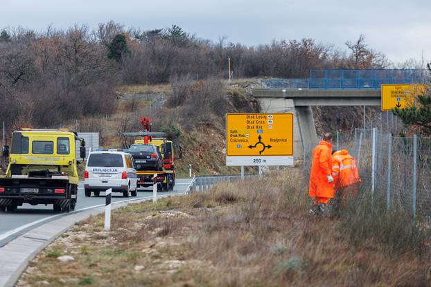 Teška prometna nesreća između čvorova Križišće i Šmrika, poginula jedna osoba 