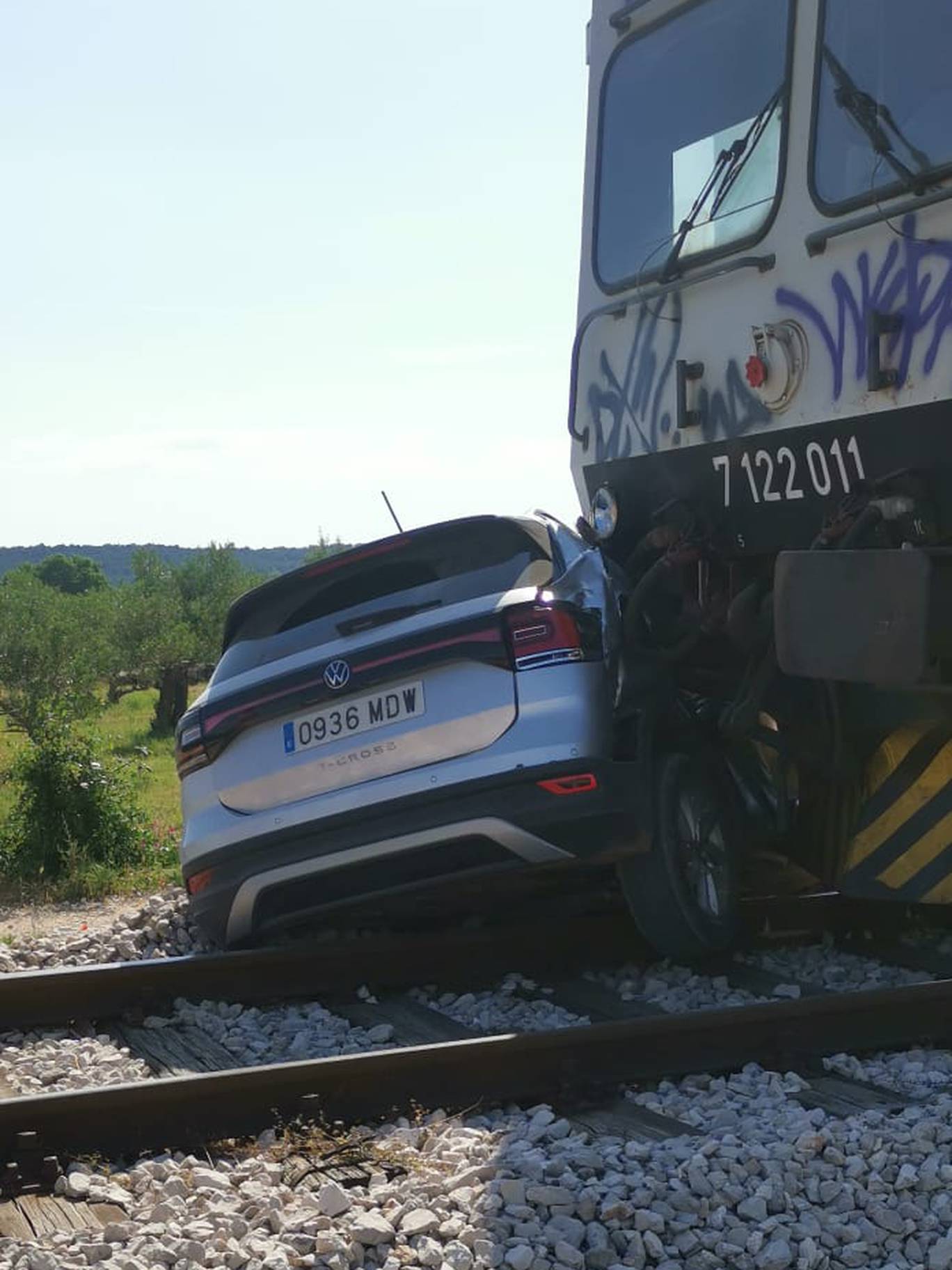 Teška nesreća kod Šibenika: Vlak naletio na automobil