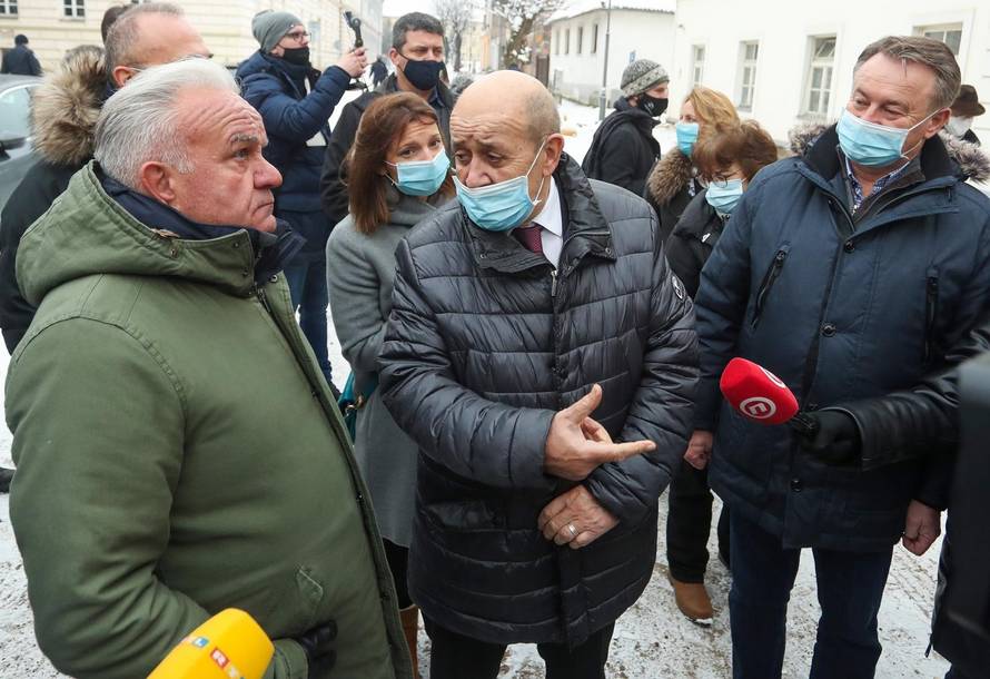 Ministar Gordan Grlić Radman i francuski ministar Jean-Yves Le Drian obišli centar Petrinje