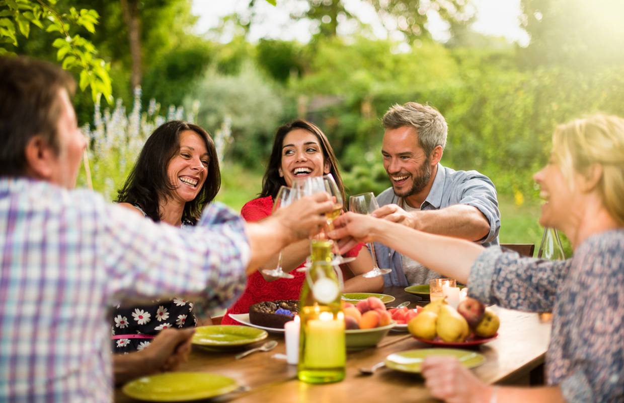 Pošaljite recept za marinadu i osvojite poklon paket Vezak vina za roštiljanje s ekipom!