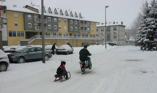 Djed mopedom vukao sanjke sa svojim unukom